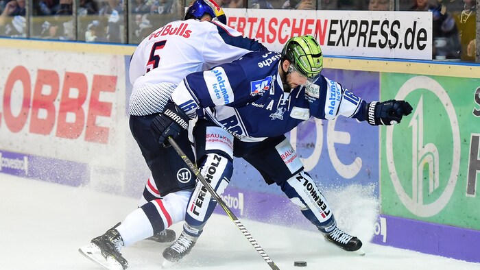 Jordan Smotherman (r.) stürmte 2018/19 für die Iserlohn Roosters.