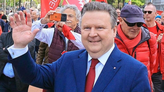 Bürgermeister Michael Ludwig (SPÖ) beim Maiaufmarsch 2023 (Bild: Zwefo)