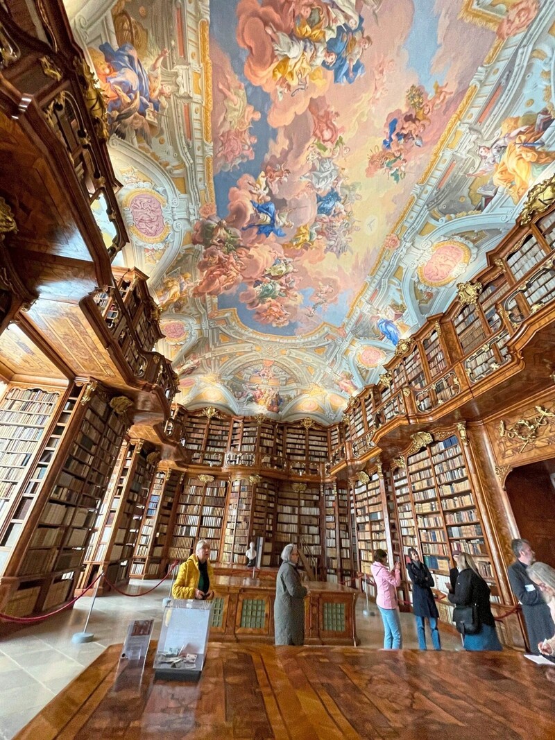 Höhepunkte eines Besuchs im Stift St. Florian: die majestätische Bibliothek ... (Bild: Eva Lehner)