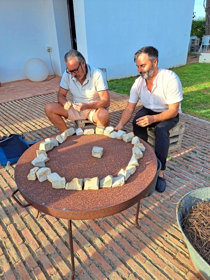 Portugiesisches Muscheldorf bauen in der Casa Modesta. (Bild: Jasmin Gaderer)