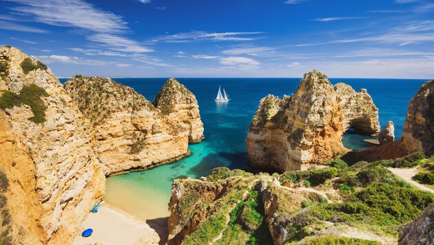 Der Aussichtspunkt Ponta da Piedade zieht täglich viele Besucher an. (Bild: stock.adobe.com/kite_rin)