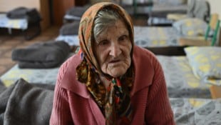 Die 97-jährige Ukrainerin Lydia Lominowska erzählt über ihre Flucht vor der russischen Armee. (Bild: AFP)