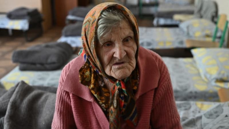 Die 97-jährige Ukrainerin Lydia Lominowska erzählt über ihre Flucht vor der russischen Armee. (Bild: AFP)