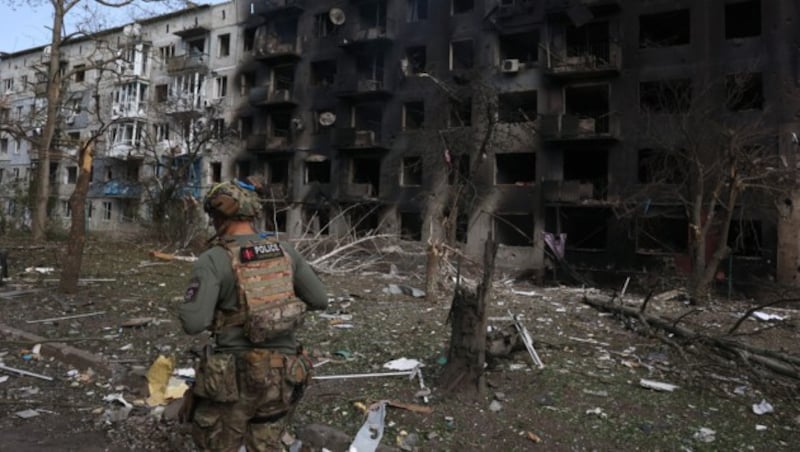 Ein zerstörtes Gebäude im Dorf Otscheretyne in der Ostukraine (Bild: AFP)