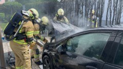 Die Hecke brannte teilweise ab, die alarmierte Feuerwehr löschte auch den Autobrand. (Bild: ZOOM Tirol)