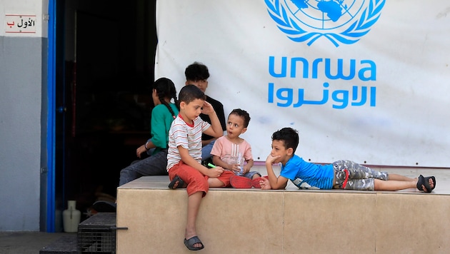 Palästinensische Kinder vor einer UNRWA-Schule im Libanon (Bild: APA/AP)