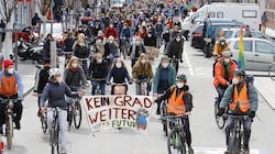 Bei der vergleichbaren Demonstration im Jahr 2021 verzichteten die Aktivisten nach massiven Bedenken der Behörden auf die Routenführung auf der Autobahn. (Bild: Birbaumer Christof)