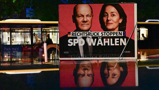 Az SPD 1,5 százalékpontot nyert az új felmérésben, és 16,5 százalékon áll. Ez hátszelet ad Olaf Scholz SPD-kancellárnak. (Bild: AFP or licensors)