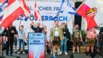 Das kenne wir: Beim Auftritt im Bierzelt schwenken Kickl, Haimbuchner und Co. die Fahnen. (Bild: Einöder Horst/Horst Einöder)