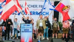 Das kenne wir: Beim Auftritt im Bierzelt schwenken Kickl, Haimbuchner und Co. die Fahnen. (Bild: Einöder Horst/Horst Einöder)