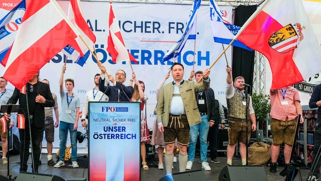 Das kenne wir: Beim Auftritt im Bierzelt schwenken Kickl, Haimbuchner und Co. die Fahnen. (Bild: Einöder Horst/Horst Einöder)