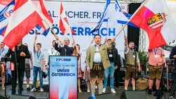 Das kenne wir: Beim Auftritt im Bierzelt schwenken Kickl, Haimbuchner und Co. die Fahnen. (Bild: Einöder Horst/Horst Einöder)