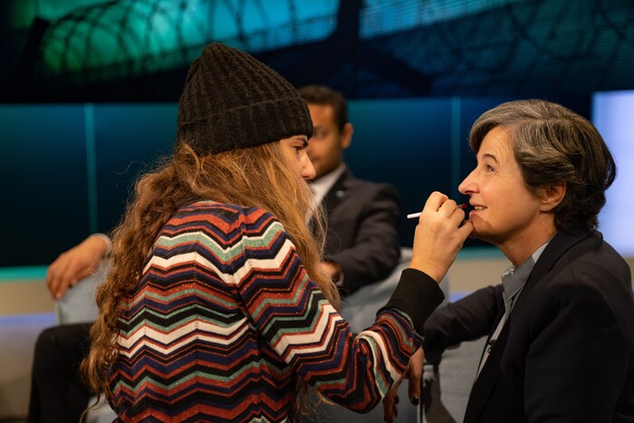 Hofstätter in der Maske am Set von „A Better Place“.