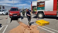 Mit Plastikboxen und Bindemittel konnte die „Spritflut“ in Grafenwörth gestoppt werden. (Bild: Feuerwehr Grafenwörth)