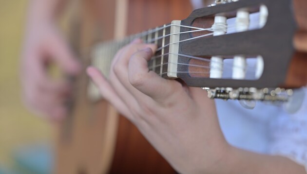 Fachfremde Pädagogen müssen in den Mittelschulen immer öfter zur Gitarre greifen  (Bild: Hronek Eveline)