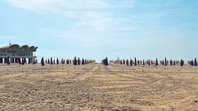 Die Strände in Lignano sind bereit für den Saisonstart – nur direkt neben der Terrazza Mare bleibt ein kleiner Abschnitt wegen der Umbauarbeiten geschlossen. (Bild: Roberto Cauzzo)