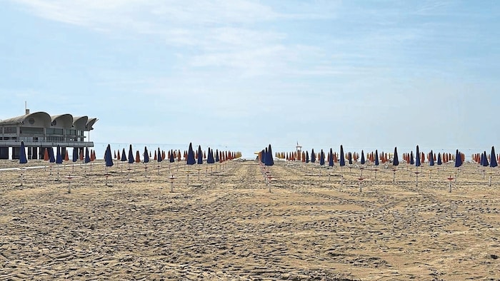 Die Strände in Lignano sind bereit für den Saisonstart – nur direkt neben der Terrazza Mare bleibt ein kleiner Abschnitt wegen der Umbauarbeiten geschlossen.