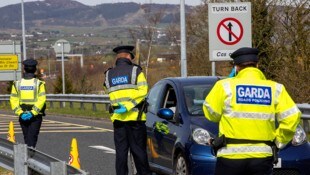 Die Zahl der irischen Polizeibeamten an der Grenze zu Nordirland soll nun massiv erhöht werden. (Bild: APA/AFP/PAUL FAITH)