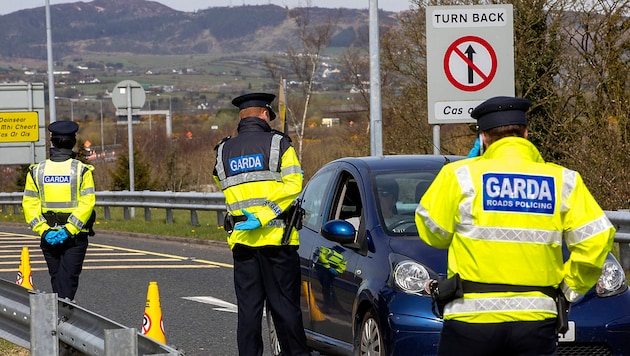Die Zahl der irischen Polizeibeamten an der Grenze zu Nordirland soll nun massiv erhöht werden. (Bild: APA/AFP/PAUL FAITH)
