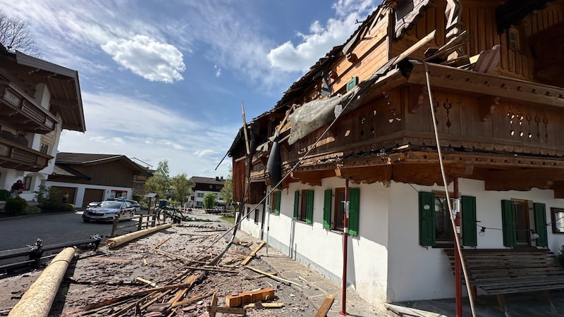 The maypole fell onto the inn from the well-known TV series "Der Bergdoktor" with actor Hans Sigl. (Bild: ZOOM Tirol/zoom.tirol)