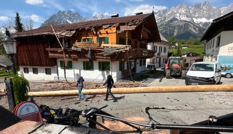 Das „Bergdoktor-Gasthaus“ wurde schwer beschädigt. (Bild: ZOOM Tirol/zoom.tirol, Krone KREATIV)