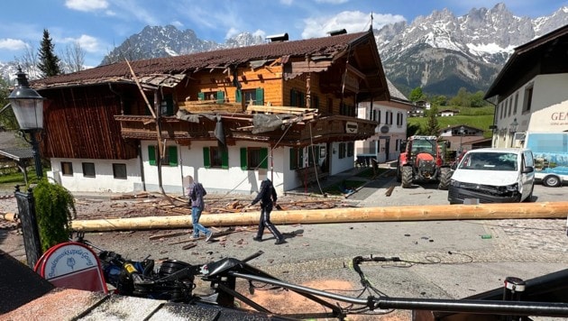 Das „Bergdoktor-Gasthaus“ wurde schwer beschädigt. (Bild: ZOOM Tirol/zoom.tirol, Krone KREATIV)