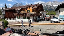 Das „Bergdoktor-Gasthaus“ wurde schwer beschädigt. (Bild: ZOOM Tirol/zoom.tirol, Krone KREATIV)