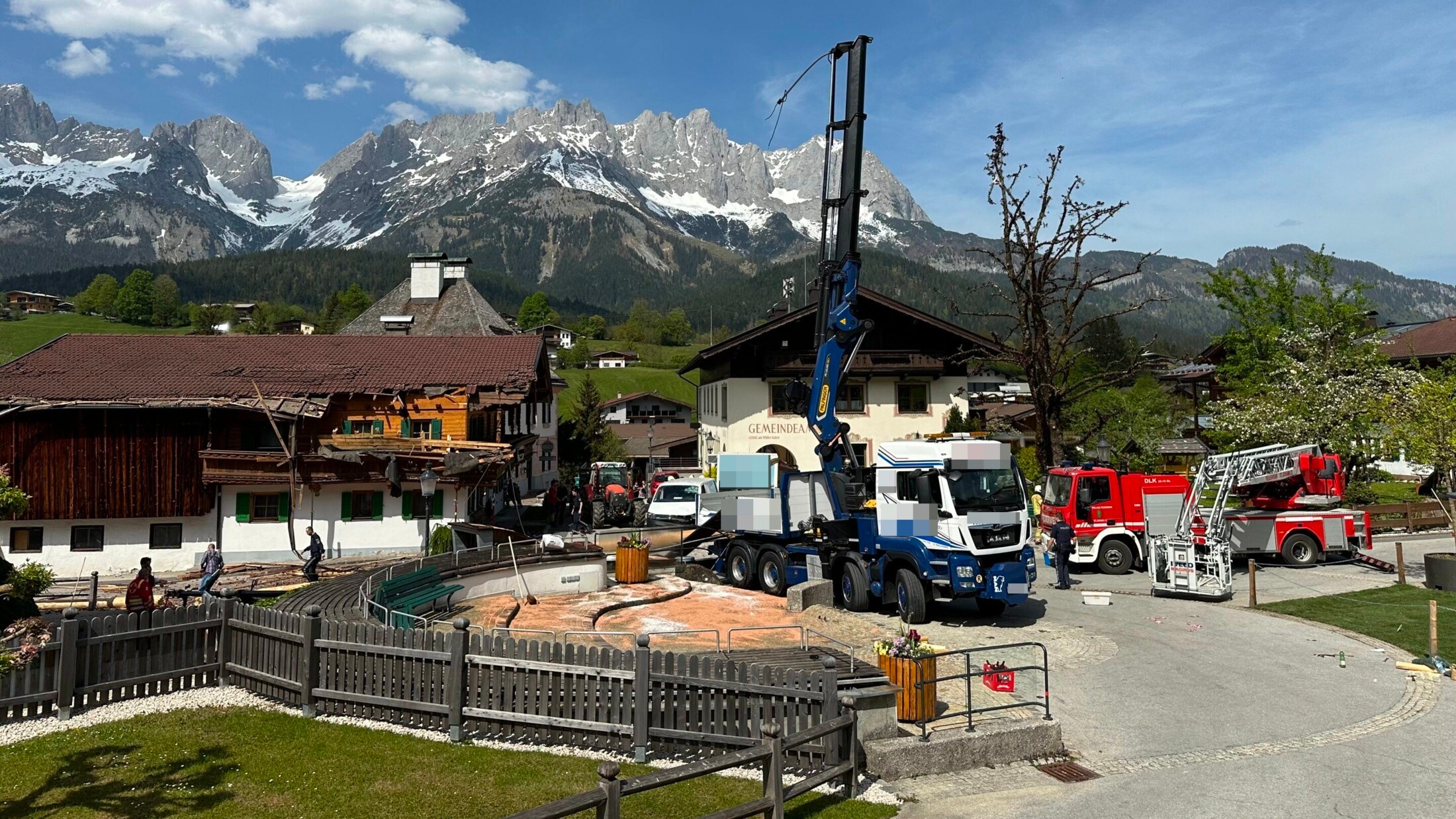 Bub (7) verletzt Maibaum stürzte auf das Gasthaus vom „Bergdoktor
