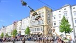 Mit langen Holzstangen (Schwoabeln) wurde der Maibaum in die richtige Position gebracht (Bild: Dostal Harald)