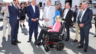 Auf Werbetour im Burgenland: Bundeskanzler Nehammer (2.v.l.) mit ÖVP-Obmann Sagartz und Nabg. Berlakovich im Gespräch mit Michaela Koch von der Bauwelt Mattersburg. (Bild: Judt Reinhard)