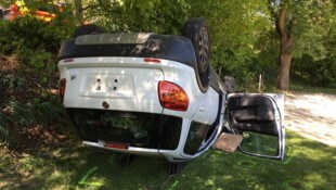 Der Fahrzeuglenker wurde im Fahrzeug eingeklemmt. (Bild: BF-Graz)