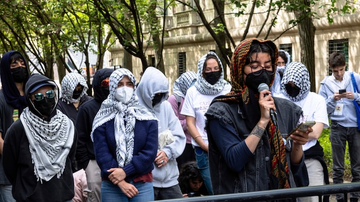 Eine Pro-Palästina-Demonstrantin hält eine Rede.