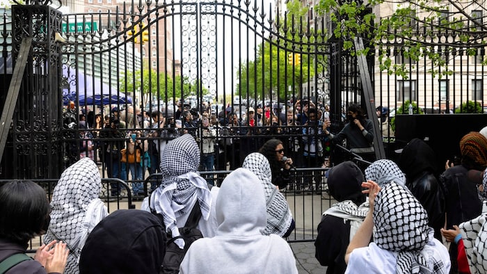 Protestierende in der Nähe des Eingangs
