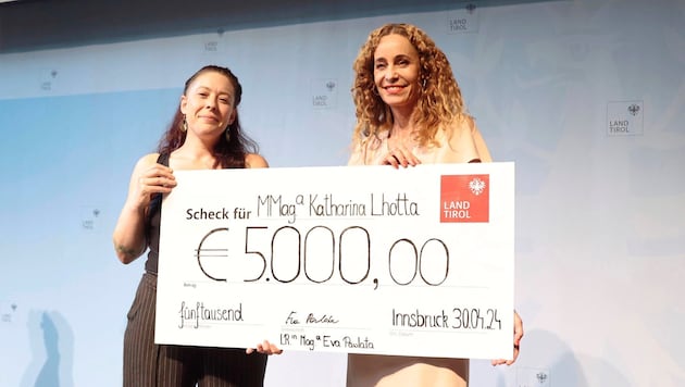 LR Pawlata gratulierte Preisträgerin Lhotta (links). (Bild: Johanna Birbaumer)