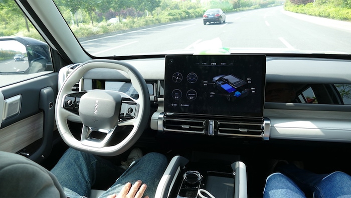 Von Kameras geleitet fährt das iCar 03 automatisiert, inklusive Spurwechsel.