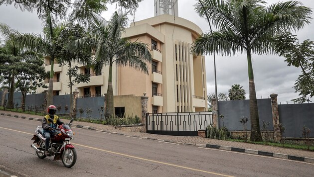 Az elutasított menedékkérőt Ruanda fővárosába, Kigaliba repülték. (Bild: APA/AFP/GUILLEM SARTORIO)