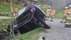 Das Auto landete im Klausenbach. (Bild: ZOOM Tirol/Krone KREATIV)