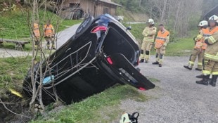 Das Auto landete im Klausenbach. (Bild: ZOOM Tirol/Krone KREATIV)