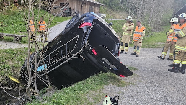 The car ended up in the Klausenbach. (Bild: ZOOM Tirol/Krone KREATIV)