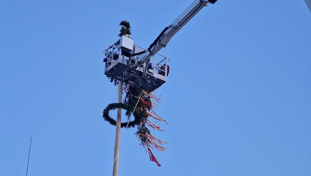 Allentsteigs Feuerwehr bekam „Besuch“ von Zwettler Kameraden, die mit dem Hubsteigegerät die abgebrochene Maibaumspitze entfernten.   (Bild: DOKU-NÖ/Doku NÖ)