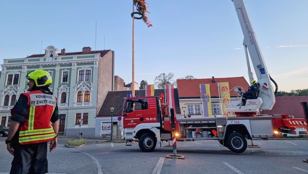 Zum Maibaum-Einsatz in Allentsteig rückten auch Feuerwehr-Kameraden aus Zwettl mit einem Hubsteiger an.  (Bild: Doku NÖ)