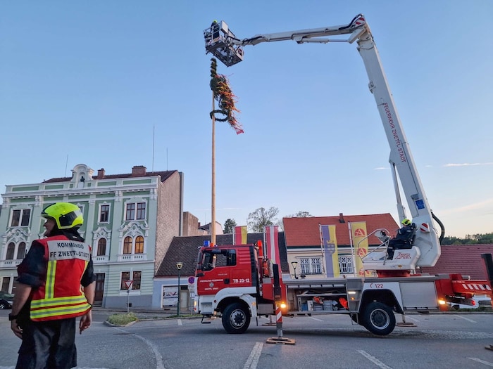 Die Zwettler Feuerwehr eilte rasch zum Einsatz beim Allentsteiger Maibaumfest und barg die Spitze mit dem Hubsteiger. 
