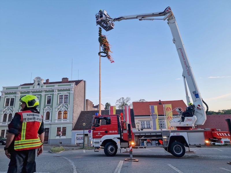 Die Zwettler Feuerwehr eilte rasch zum Einsatz beim Allentsteiger Maibaumfest und barg die Spitze mit dem Hubsteiger.  (Bild: Doku NÖ)