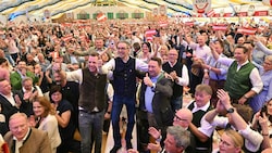 Herbert Kickl genießt den Auftritt. Ins Jahrmarkt-Bierzelt in Linz passen 5000 Menschen, so viele Gäste waren es laut FPÖ dann am Ende auch.  (Bild: picturedesk.com/FOTOKERSCHI.AT / APA / picturedesk.com)