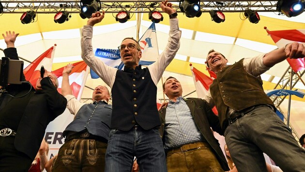 They cheered as if they had already won the election in the fall: FPÖ Chairman Herbert Kickl with MEPs Harald Vilimsky and Roman Haider as well as Upper Austria's FPÖ Chairman and Deputy Governor Manfred Haimbuchner. (Bild: picturedesk.com/FOTOKERSCHI.AT / APA / picturedesk.com)