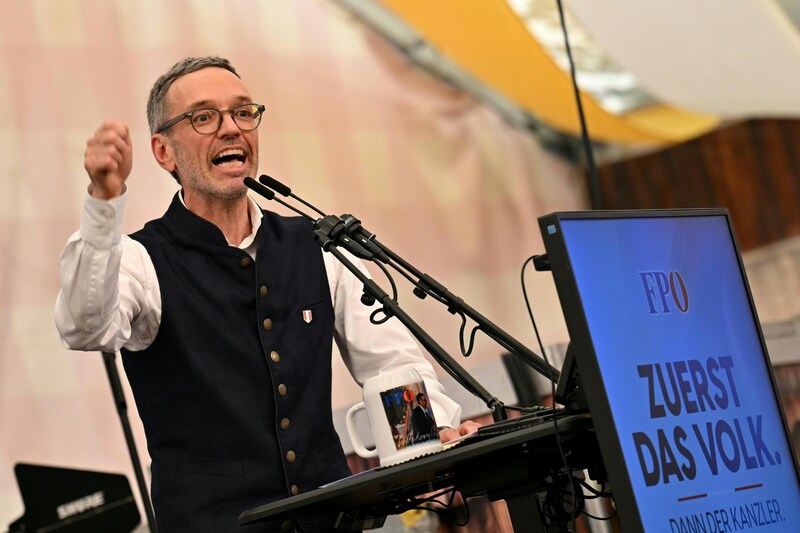 Kickl in Linz: „Bevor ich Teil dieses Systems werde, mich biegen, brechen und erpressen lasse, da gehe ich lieber unter und das mit erhobenem Haupt.“ (Bild: FOTOKERSCHI.AT/WERNER KERSCHBAUM)