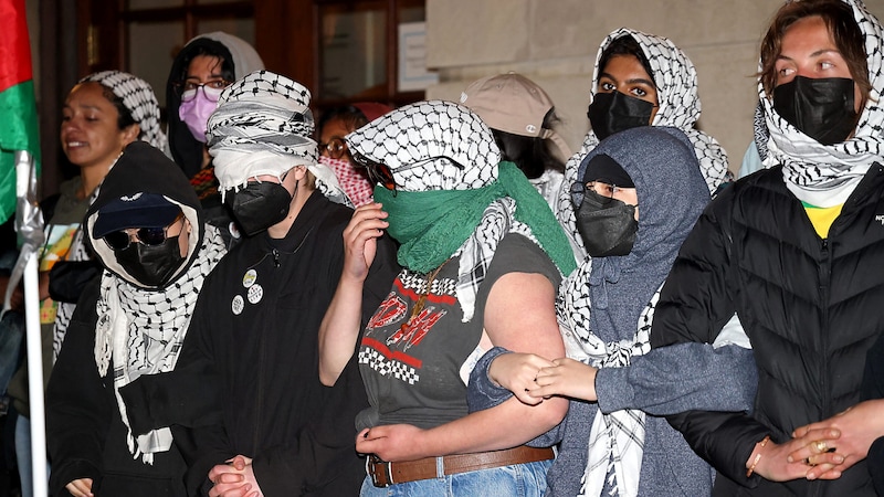 Mitglieder des Protestlagers versperrten der Polizei den Weg zur Hamilton Hall. (Bild: APA/AFP/Jia Wu )