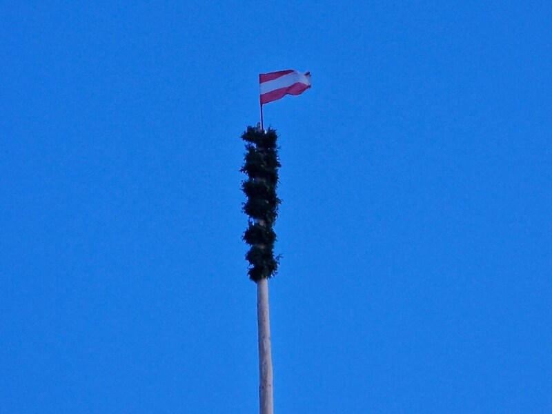 „Wir haben jetzt einen einzigartigen Maibaum“, freut sich Feuerwehrkommandant Franz Loidolt, dass die Sache glimpflich ausging. (Bild: FF Zwettl)