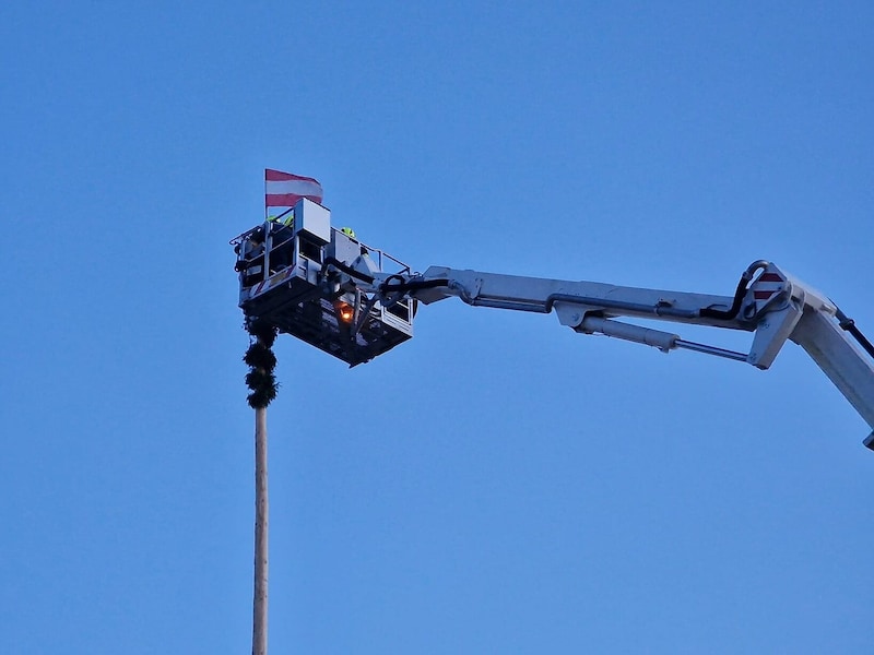 Statt der Spitze wurde als rascher Ersatz nun die Österreich-Flagge platziert. (Bild: FF Zwettl)