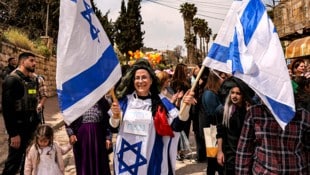Ministerin Orit Strock während einer Parade anlässlich des jüdischen Purim-Fests im Westjordanland (Bild: APA/AFP/HAZEM BADER)